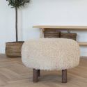 MUSTIK - Pouf en Fausse Fourrure Beige Pieds en Pin Teinté Marron