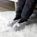 Chaussons Ballerine Ultra doux Imitation Fourrure Sherpa Blanc et Gris Antidérapant avec Pompons