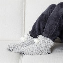 Chaussons Bottines Ultra doux Imitation Fourrure Sherpa Blanc et Gris Antidérapant avec Pompons