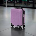 Valise Cabine Embossée Violet 29L avec Coque Rigide ABS, Roues Pivotantes 360°, Cadenas Sécurisé à Code, Poignée de Traction