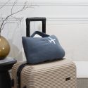 Plaid polaire de voyage rectangulaire 120x150cm en polyestère gris anthracite avec les bords surpiqués + Housse de transport