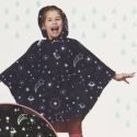 Cape de pluie pour enfant phosphorescente bleu marine décor étoilé