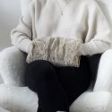 Manchons imitation fourrure beige avec pochon micro-ondable