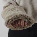 Manchons imitation fourrure beige avec pochon micro-ondable