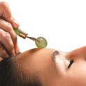 Rouleau de massage vert pour visage en jade