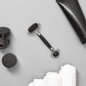 Rouleau de massage noir pour visage et cou en jade
