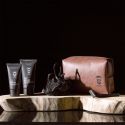 Coffret soin corps pour homme parfum bois de cachemir avec trousse de toilette