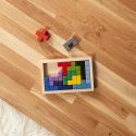 Jeu d'assemblage géométrique multicolore avec son support en bois