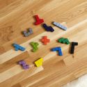 Jeu d'assemblage géométrique multicolore avec son support en bois