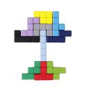 Jeu d'assemblage géométrique multicolore avec son support en bois