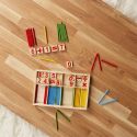 Jeu éducatif avec des batons en bois pour apprendre les mathématiques