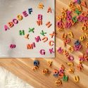 Lot de 90 lettres magnétiques en plastique coloré