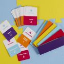 Jeu de 60 cartes "Devine qui je suis" avec ses 6 serre-têtes