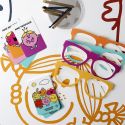 Jeu "Devine qui suis-je MR et MME" avec 16 cartes multicolores en carton et 4 paires de lunettes