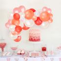 Arche de 30 ballons décoratifs nuances de rose à fixer au mur