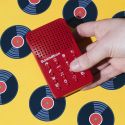 Boîte à bruits rouge en plastique avec 16 effets sonores intégrés