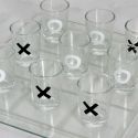 Jeu à boire tic tac toe en verre avec 9 verres shots (4 croix et 5 ronds)