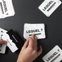 Jeu du dilemme avec 50 cartes noires et blanches pour des choix impossibles