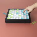 Jeu de dame transparent avec pions verts et bleus et éclairage LED
