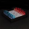 Jeu d'échec transparent avec pions rouges et bleus et éclairage LED