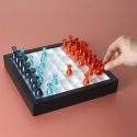 Jeu d'échec transparent avec pions rouges et bleus et éclairage LED