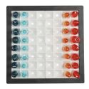 Jeu d'échec transparent avec pions rouges et bleus et éclairage LED