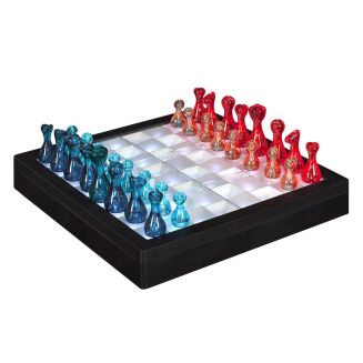 Jeu d'échec transparent avec pions rouges et bleus et éclairage LED