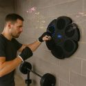 Machine de boxe murale avec enceinte intégrée et une paire de gants et 4 bandes auto-agrippantes