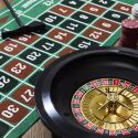 Jeu de roulette casino avec 100 jetons + roulette + râteau et tapis de jeu inclus