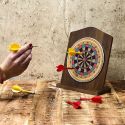 Jeu de fléchettes en bois sur pied avec ses 6 fléchettes jaunes et rouges incluses