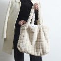 Sac fluffy en fausse fourrure crème en polyester