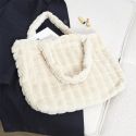 Sac fluffy en fausse fourrure crème en polyester