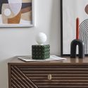 Lampe à poser céramique relief vert foret abat-jour globe (H17cm) sur piles