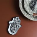 Vide-poche en céramique noir et écru motif main de Fatma