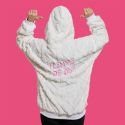 Sweat à Capuche ultra doux blanc avec une poche broderie "femme de ouf"