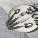 Range ménagère blanc avec 16 pièces en inox manches gris en plastique