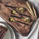 Set 4 cuillères à dessert inox doré manches noirs en plastique