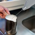 Mousseur à lait en inox avec manche en plastique gris