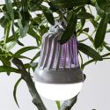 Lampe anti insectes à suspendre style ampoule