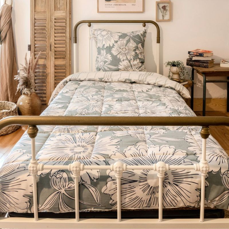 Couette imprimée 140x200cm + 1 taie d'oreiller 63x63cm coton imprimé recto floral verso rayé vert sauge et blanc - TAMIA