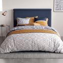 Parure housse de couette 240x220cm + 2 taies motif graphique bleu, ocre et blanc 100% coton - SILOE