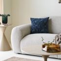 Coussin déhoussable 45x45cm motifs reliefs velours polyester bleu marine - YOLIS