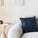 Coussin déhoussable 45x45cm motifs reliefs velours polyester bleu marine - YOLIS