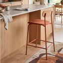 Lot de 2 tabourets de bar dossier bois assise tissu et pieds métal brique - RIDILA