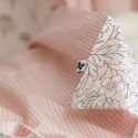 Parure de lit 200x200cm + 2 taies d'oreiller 63x63cm rose motifs floral - MARJOLAINE