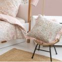 Coussin déhoussable 40x40cm rose motifs floral avec volants - MARJOLAINE