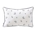 Coussin déhoussable 40x60cm gaze de coton blanc fleurs marine - ALIENOR