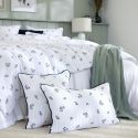 Coussin déhoussable 40x60cm gaze de coton blanc fleurs marine - ALIENOR