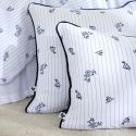 Coussin déhoussable 40x60cm gaze de coton blanc fleurs marine - ALIENOR