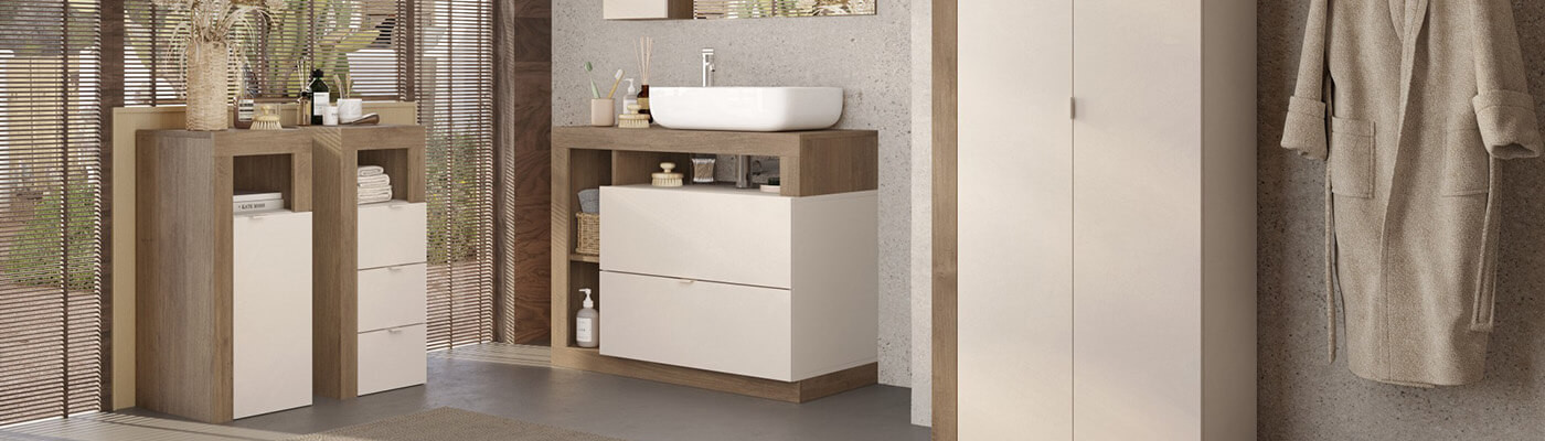 Salle de bain blanche et aspect bois foncé et laqué beige Arturo